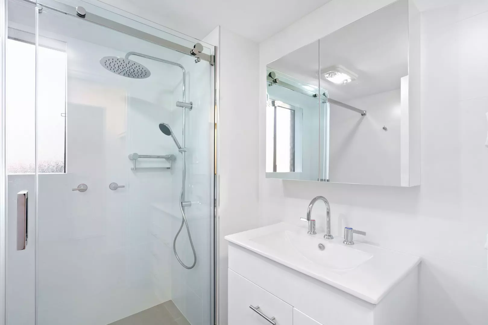 Stylish & Spacious Unit with Leafy Views