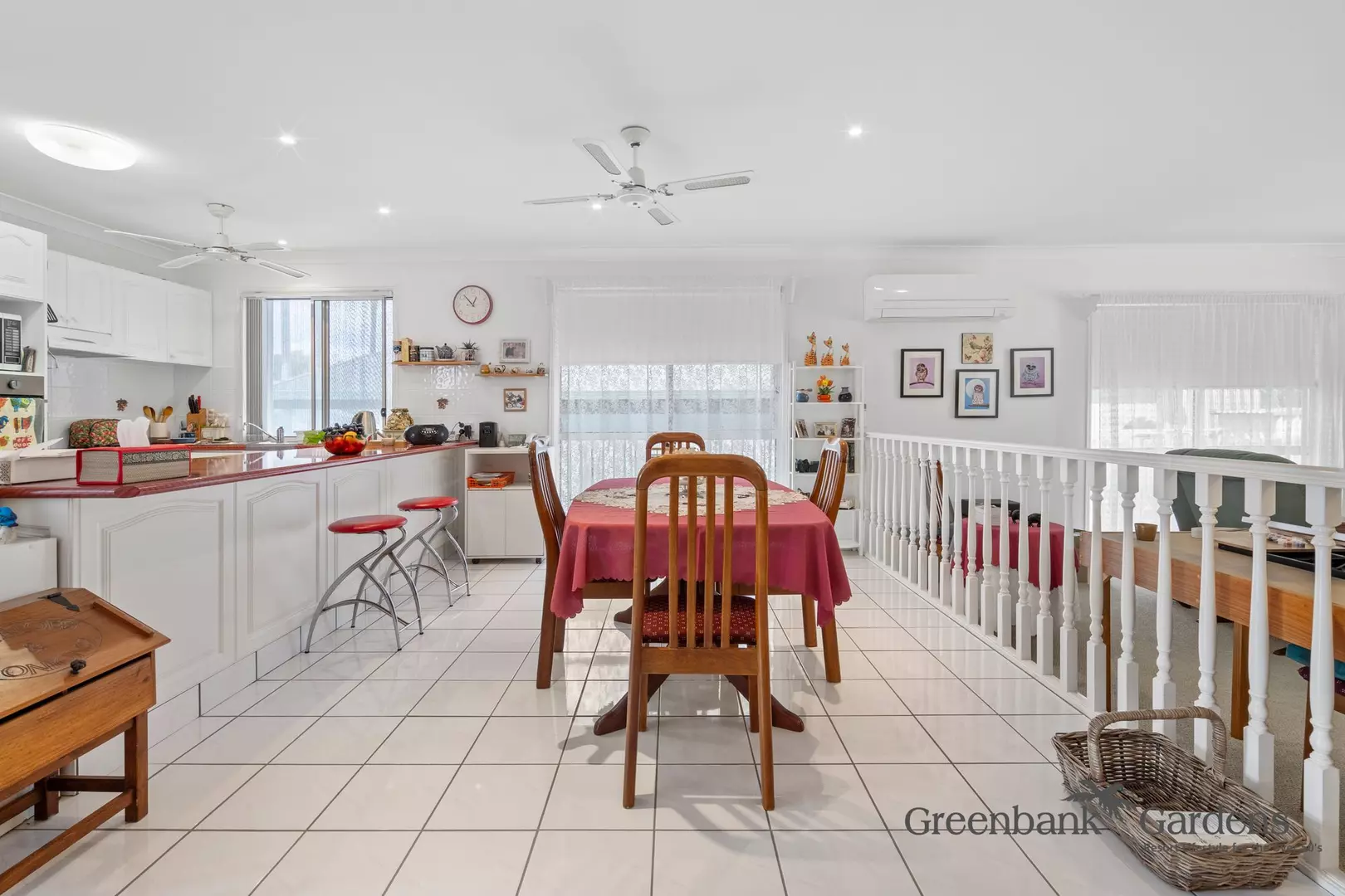3-bedroom Home with bushland views - GREENBANK GARDENS