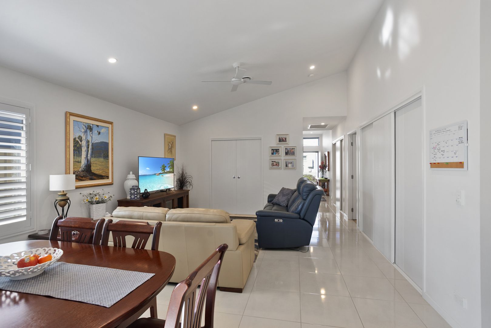 Palm Lake Fern Bay- Modern home in immaculate condition