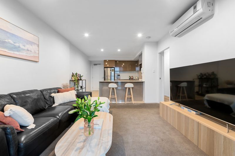 Top Floor Apartment With Spectacular Views!