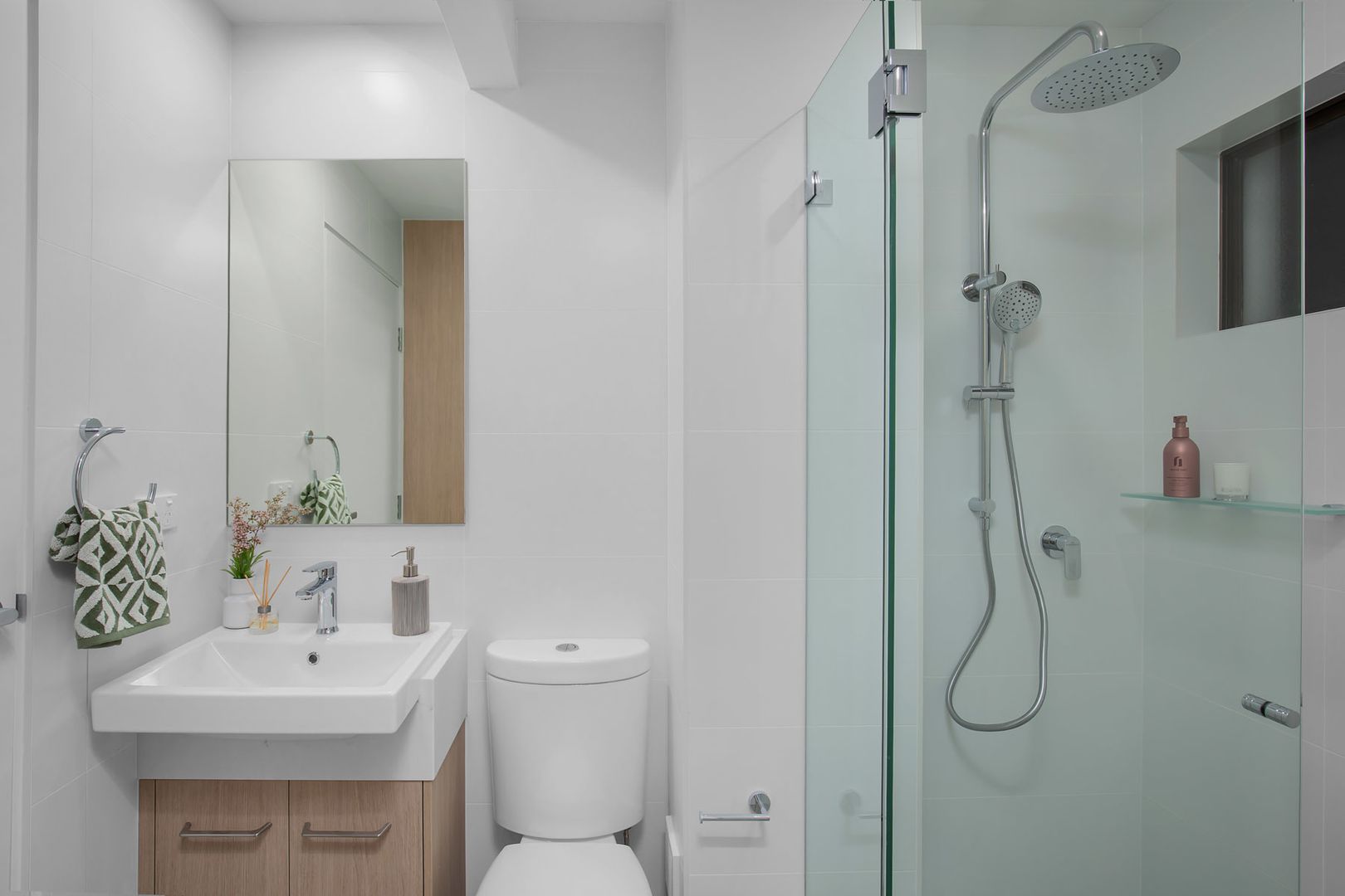 Apt 10 – Fully renovated north-facing 1-bed