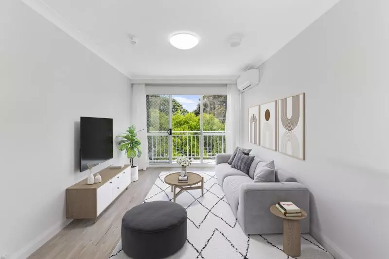 Beautifully renovated 1 bedroom unit with large open plan living/kitchen area