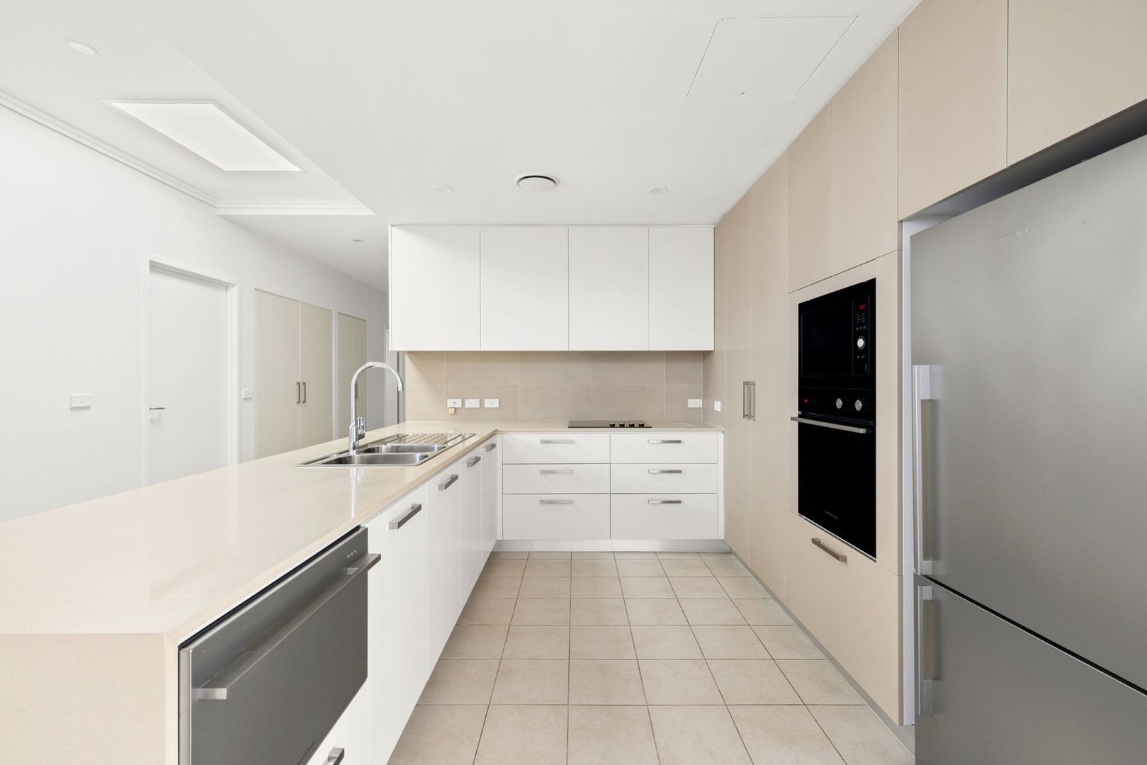 Newly Refurbished House-Sized Apartment In The Residences 