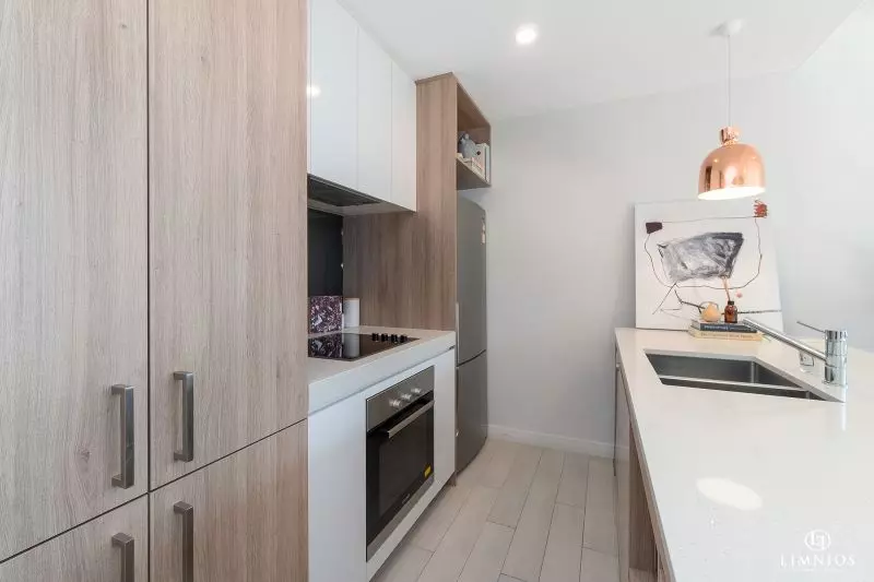 Bright Outlook and Contemporary Stylish Living!