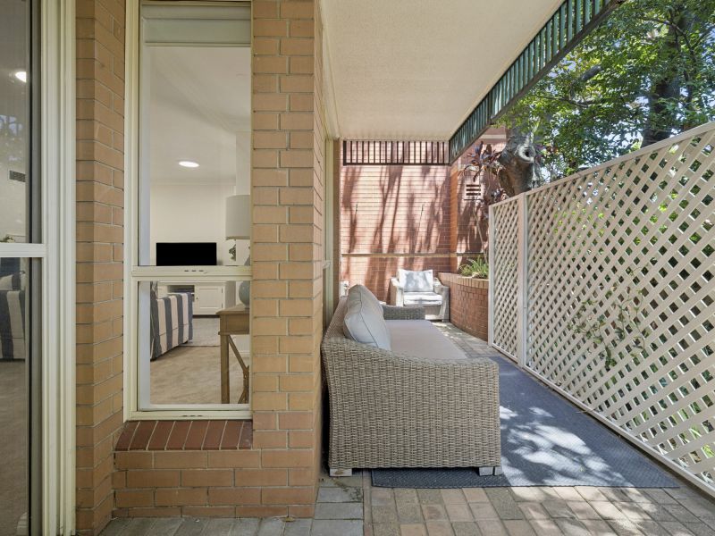 Private and lush garden apartment