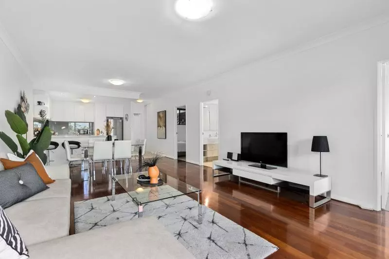 Light & Bright Living, Refurbished... See it to Believe it!!