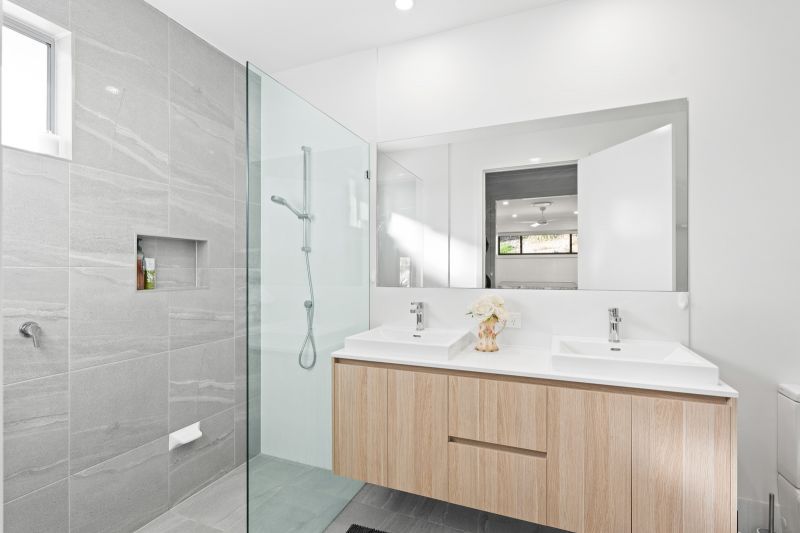 Relaxed Modern Living: Superb Location