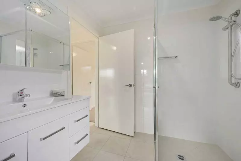 Lovely unit located in a quiet Court.