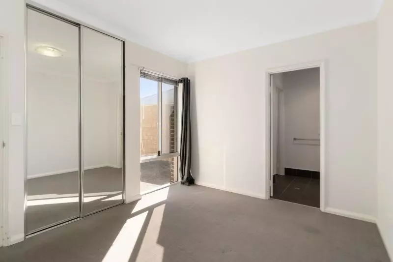 Ticking All Boxes: Location, Modern, Spacious & NO STRATA
