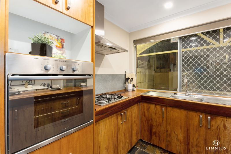 Spacious end villa with massive yard!