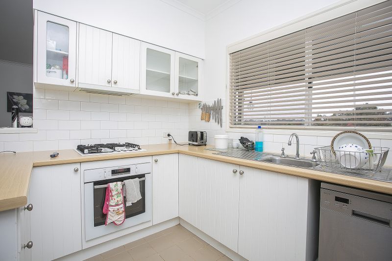 Light filled 2-bedroom home with outdoor entertaining deck