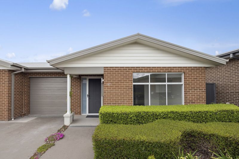 Freshly Updated Villa Close to Clubhouse and Pool