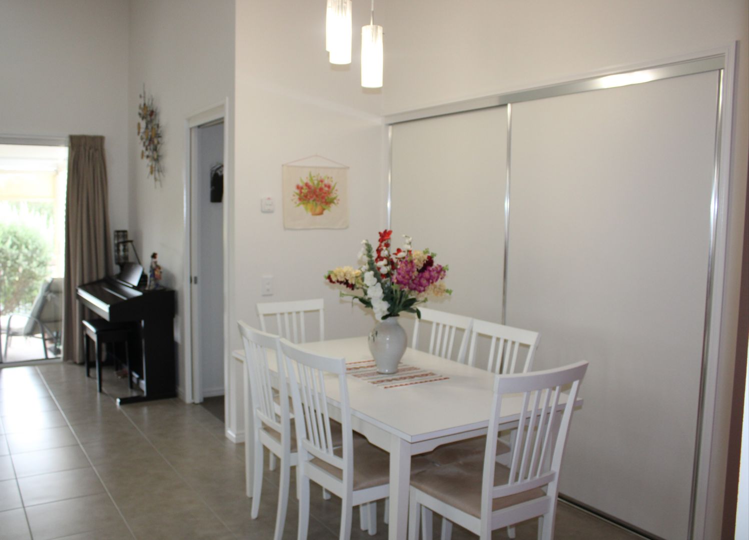 Beautifull Presented lakeside home