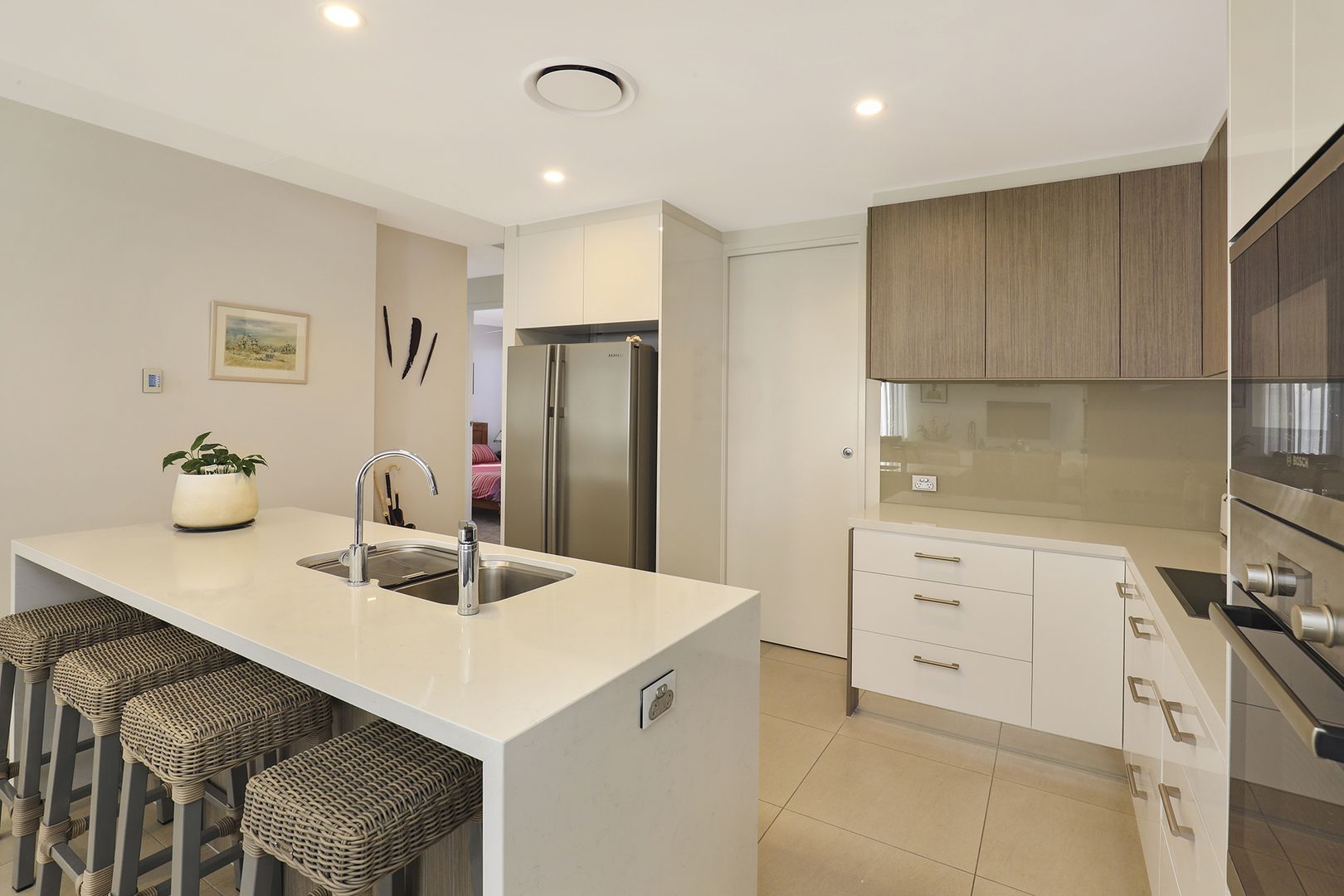 Immaculate, Stylish + Corner Position! V96 Living Gems