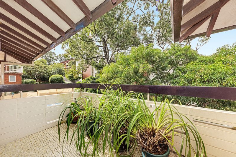 GENEROUS OPEN PLAN LIVING/DINING AREA, 2 BALCONIES