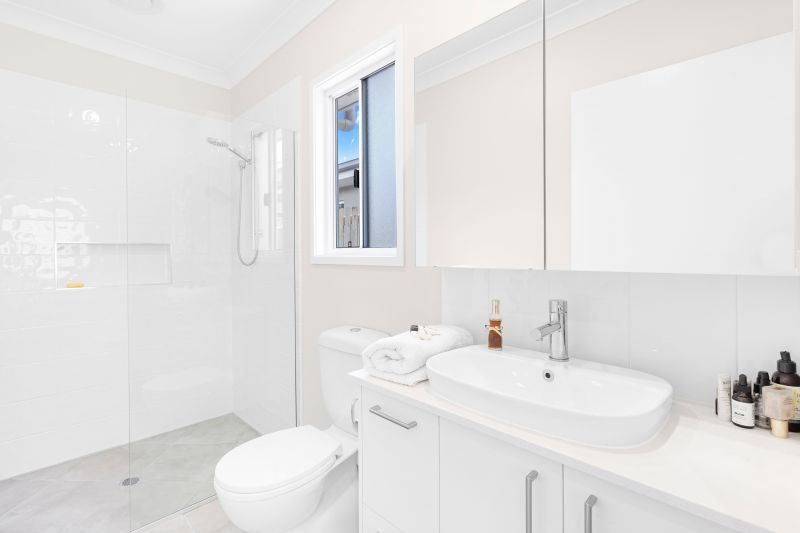 Practically new! Stones throw to community facilities!