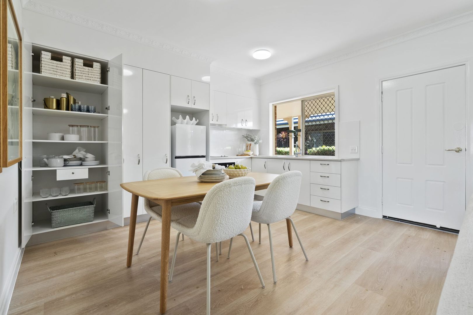 Open-plan one-bedroom apartment near the bay