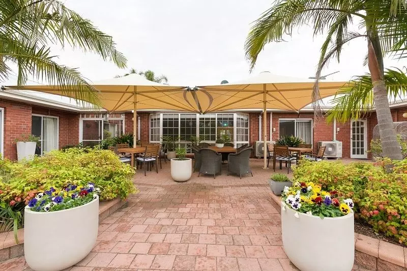 Lovely, bright apartment with entry to courtyard