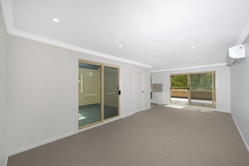 Stylish Villa with Stunning Bushland and Lake Views from Balcony