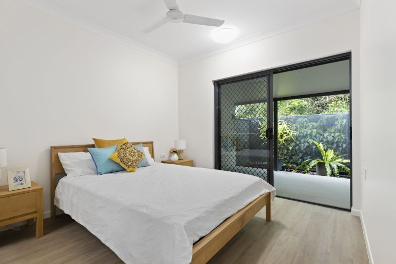 Open-plan villa with fully-fenced backyard