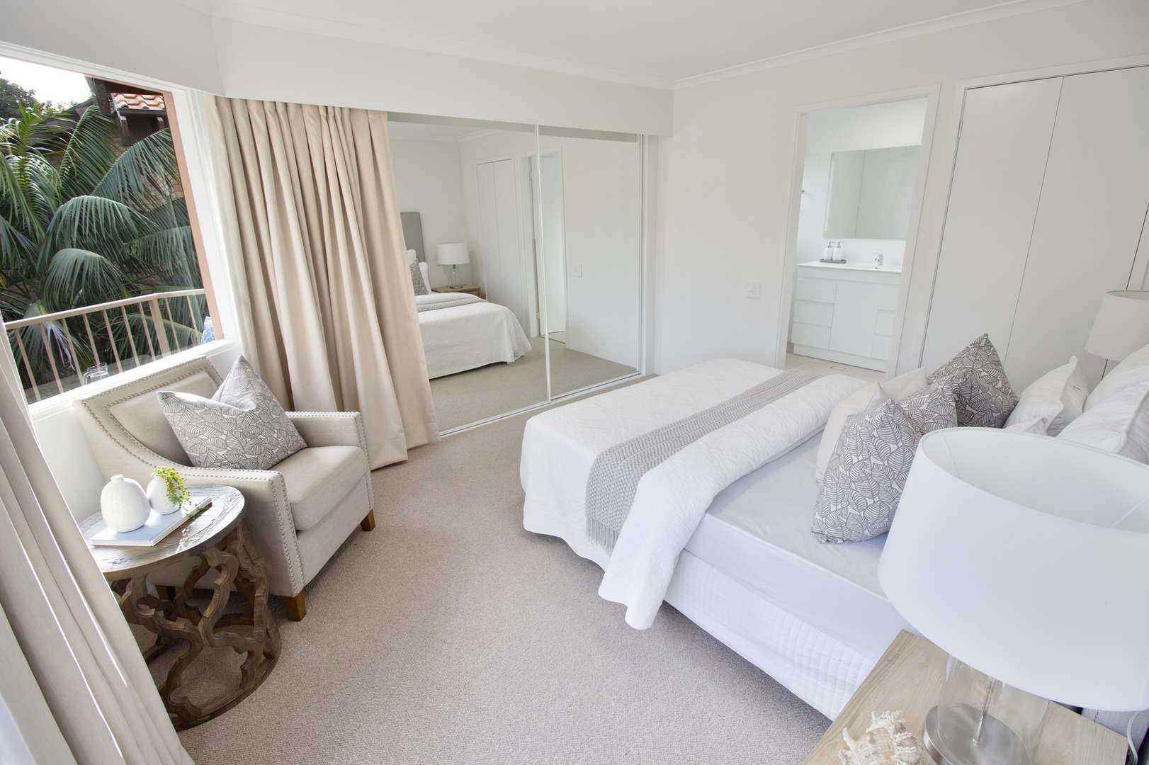 Modern Refurbished Two Bedroom Unit on the Ground Floor Surrounded by Gardens 
