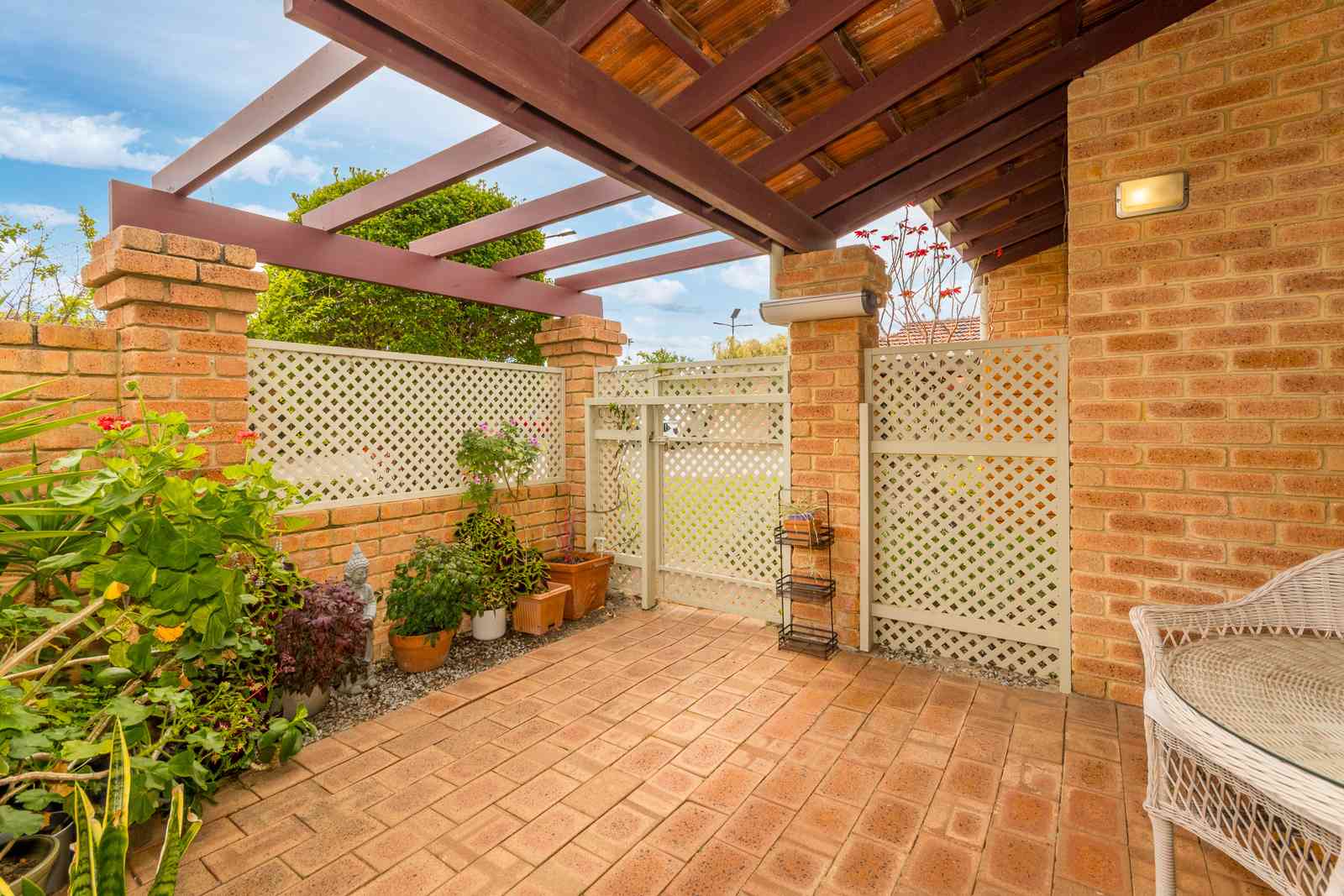 Discover effortless living in a prime Booragoon location.