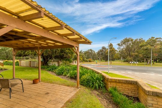 Move-in ready villa with Bibra Lake and bowling green views