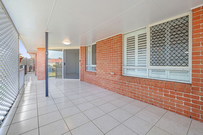 Sunlit Corner Unit with Extra Living Space in Quiet Cul-de-sac