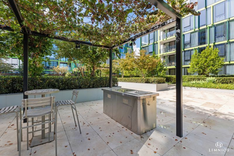 Bright Outlook and Contemporary Stylish Living!