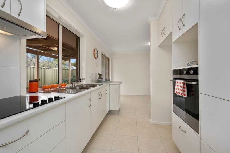 Lovely unit located in a quiet Court.