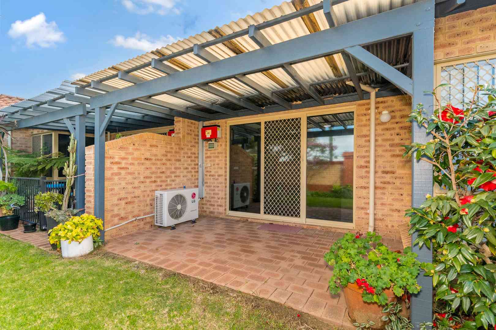 Light-filled corner villa ready to enjoy