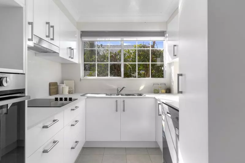 Gorgeous modern unit with easy access and convenient location