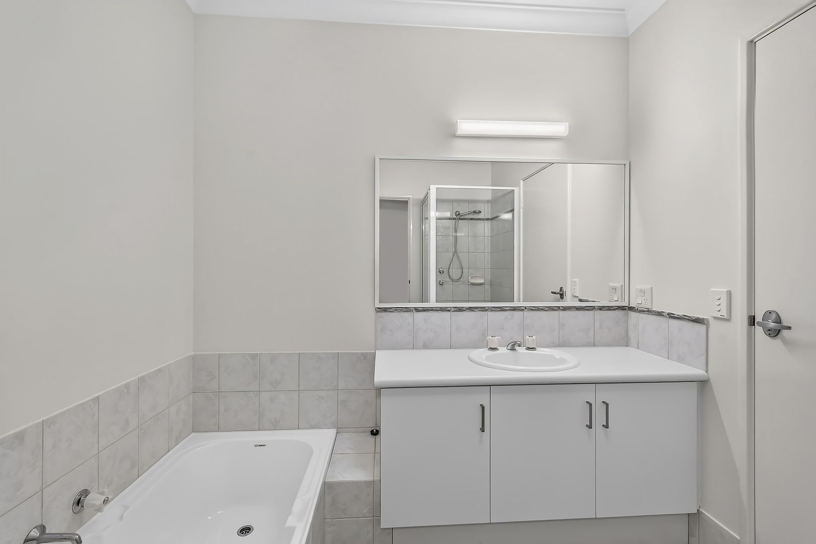 Light-filled corner villa ready to enjoy