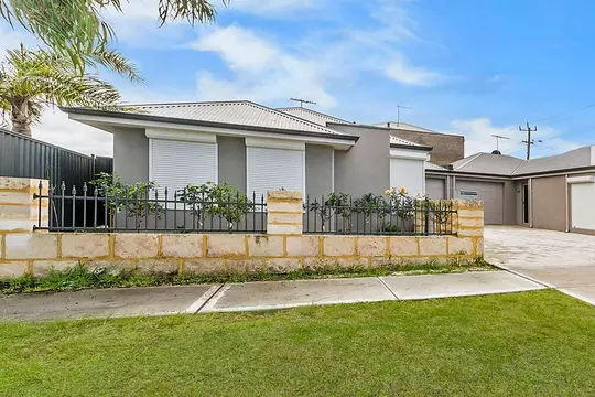 Perfect location stunning home. Home open Sun 26th June, 10am to 10.40am