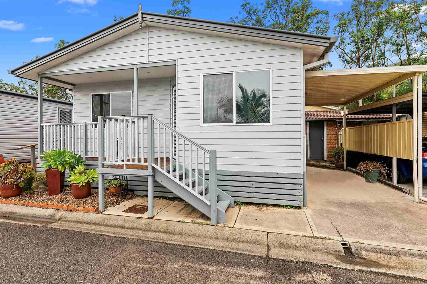 Modern and Roomy - Broadlands Great Value - Quiet Location