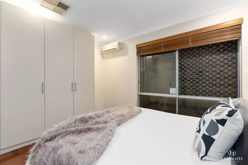 Spacious end villa with massive yard!