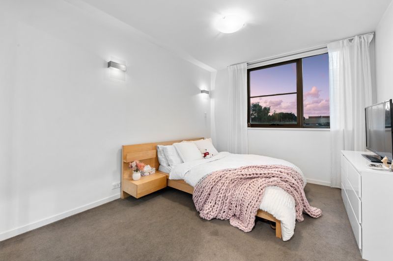 Top Floor Apartment With Spectacular Views!