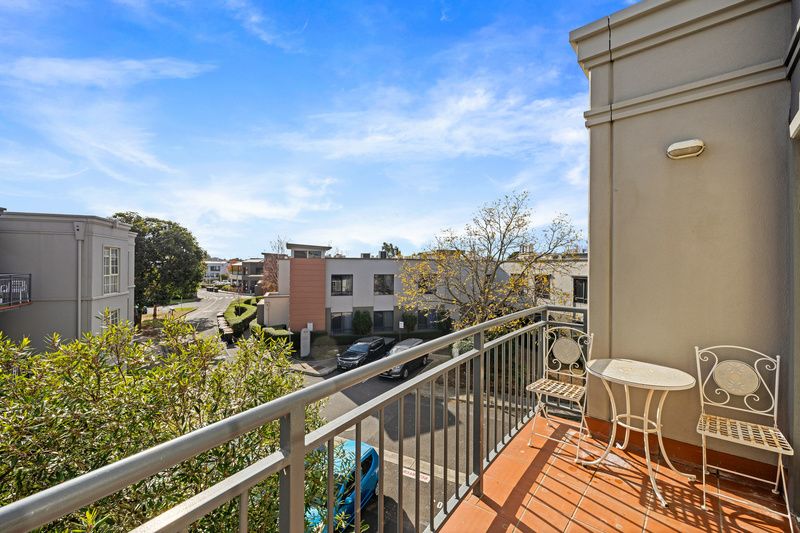 Bright, Contemporary Living with Open-Plan Style