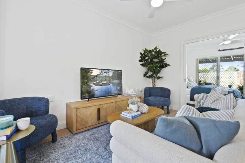 Open-plan one-bedroom apartment near the bay