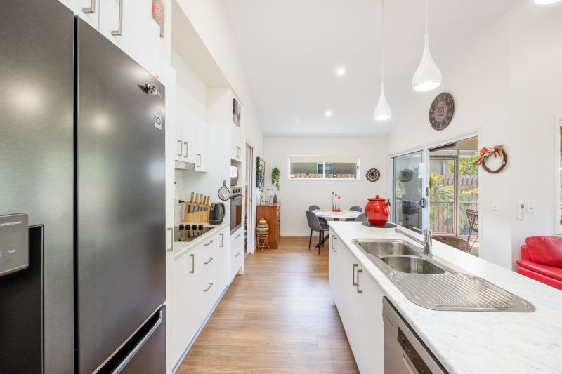 Vibrant Modern Home – Carefree Alfresco Living!