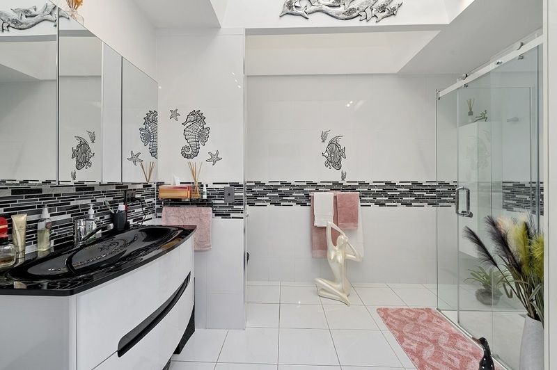 Stunning, spacious two bedroom villa with solar water and electricity!