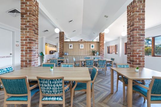 Retire in Style - Modern Serviced Apartment in the Heart of the Northern Beaches