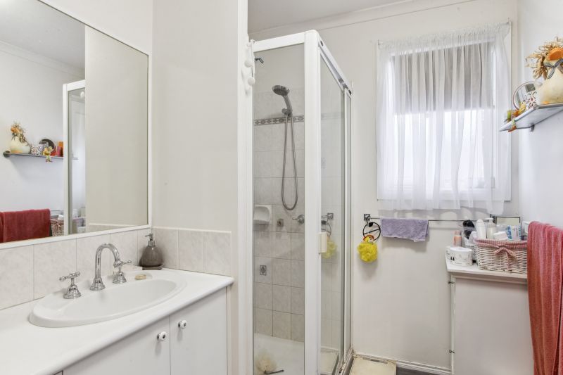 2 Bedrooms – Gardeners Delight!