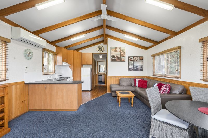 Cheerful 2 Bedroom Home- Ready for its new Owners!