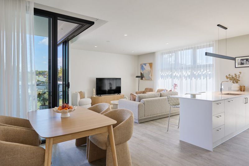 The Thornbill - large light-filled apartment with private balcony