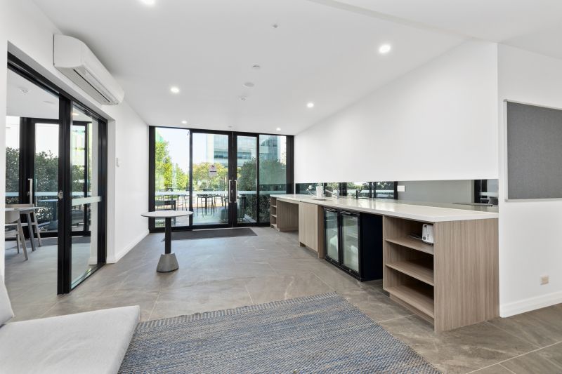 Contemporary and Stylish Living, Central Location!