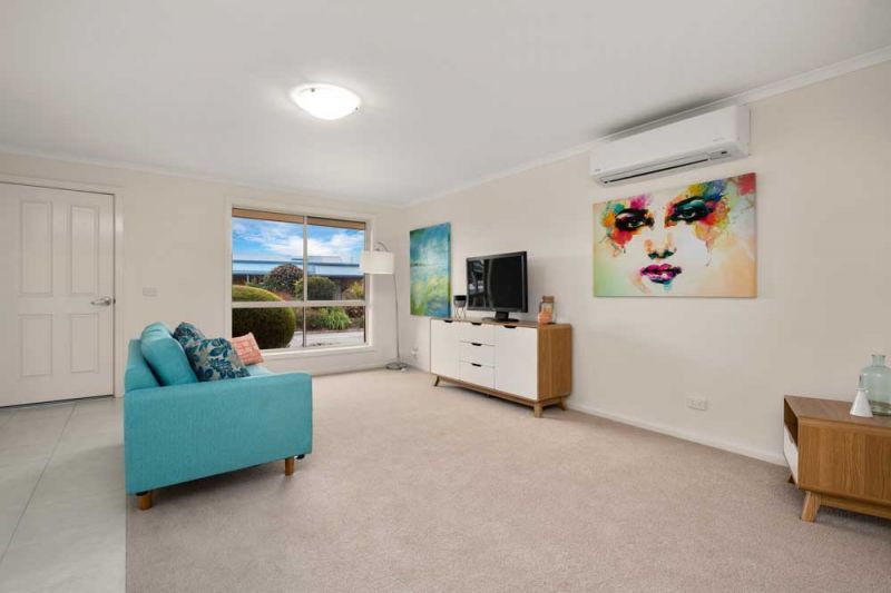 Lovely unit located in a quiet Court.
