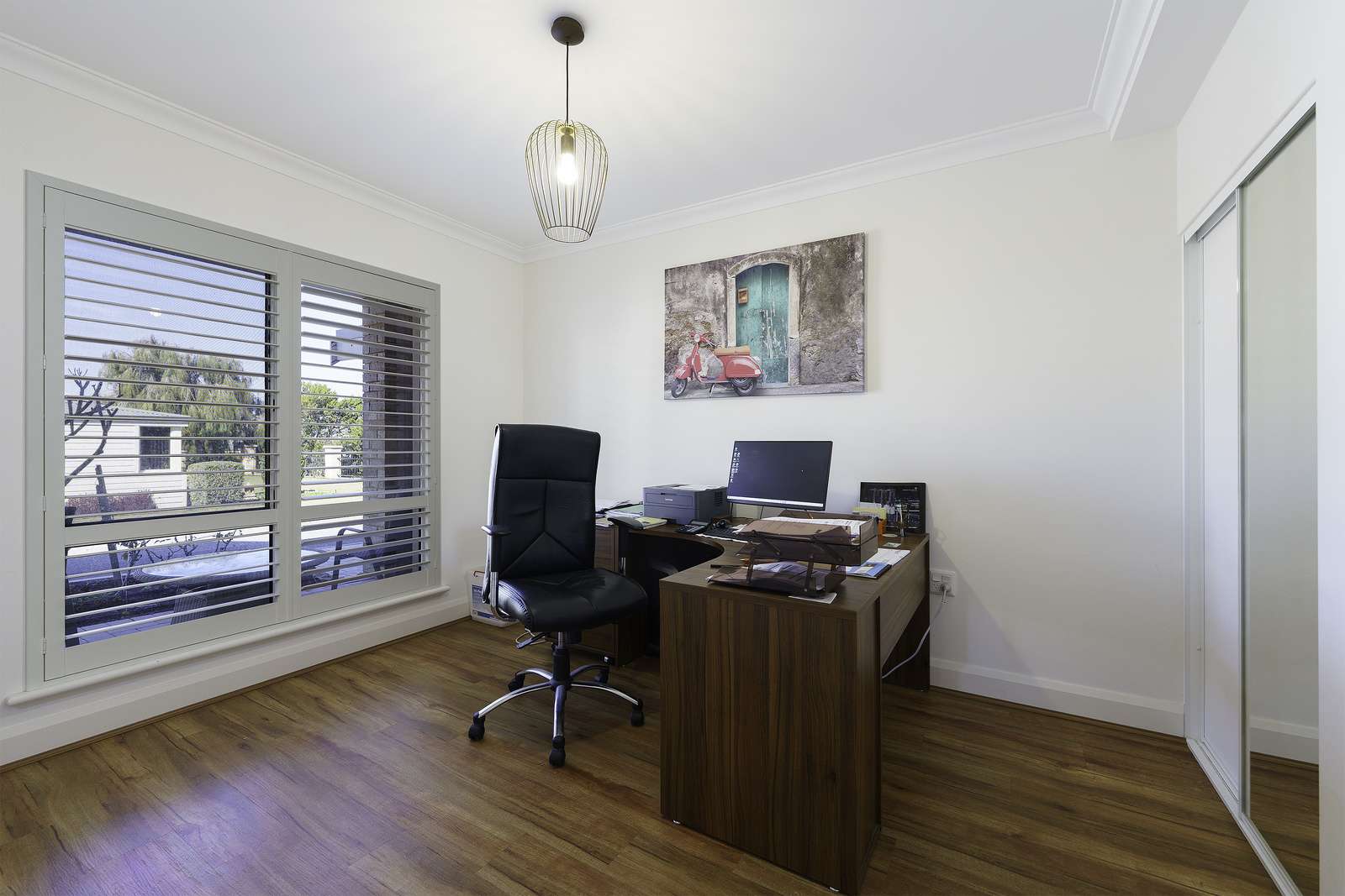 Bright, spacious townhouse with sea glimpses