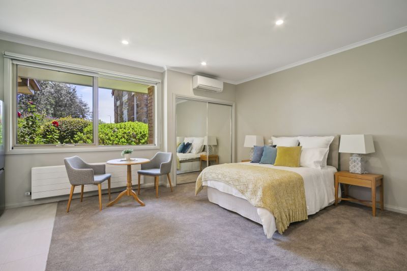 Newly-renovated studio apartment with brand-new kitchenette