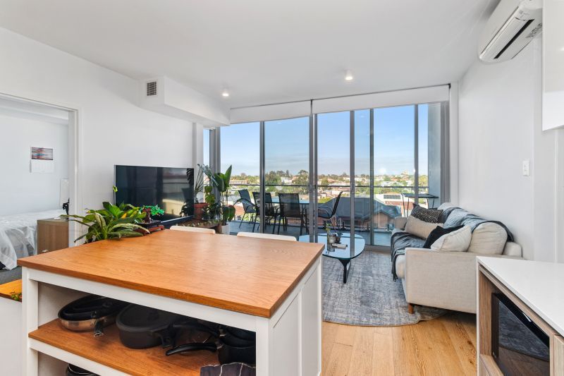 Stunning Views and Urban Lifestyle!!